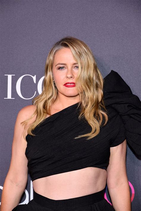 Clueless star Alicia Silverstone poses totally naked for new。